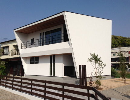 旗竿立地をメリットに変えた逆台形の家 フロンティアーズデザインハウス